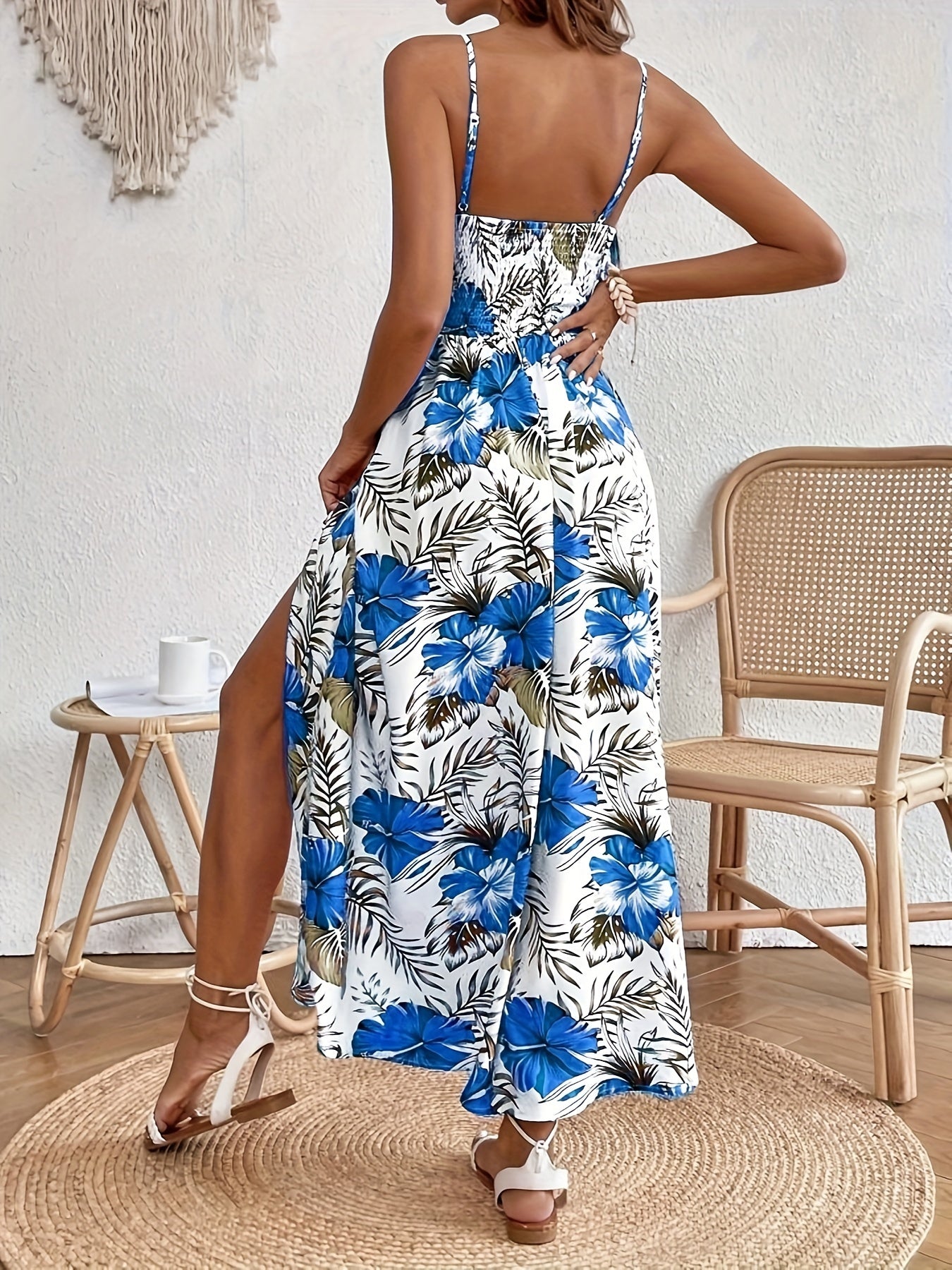 Elegantes ärmelloses Spaghettiträger-Kleid mit Schlitz
