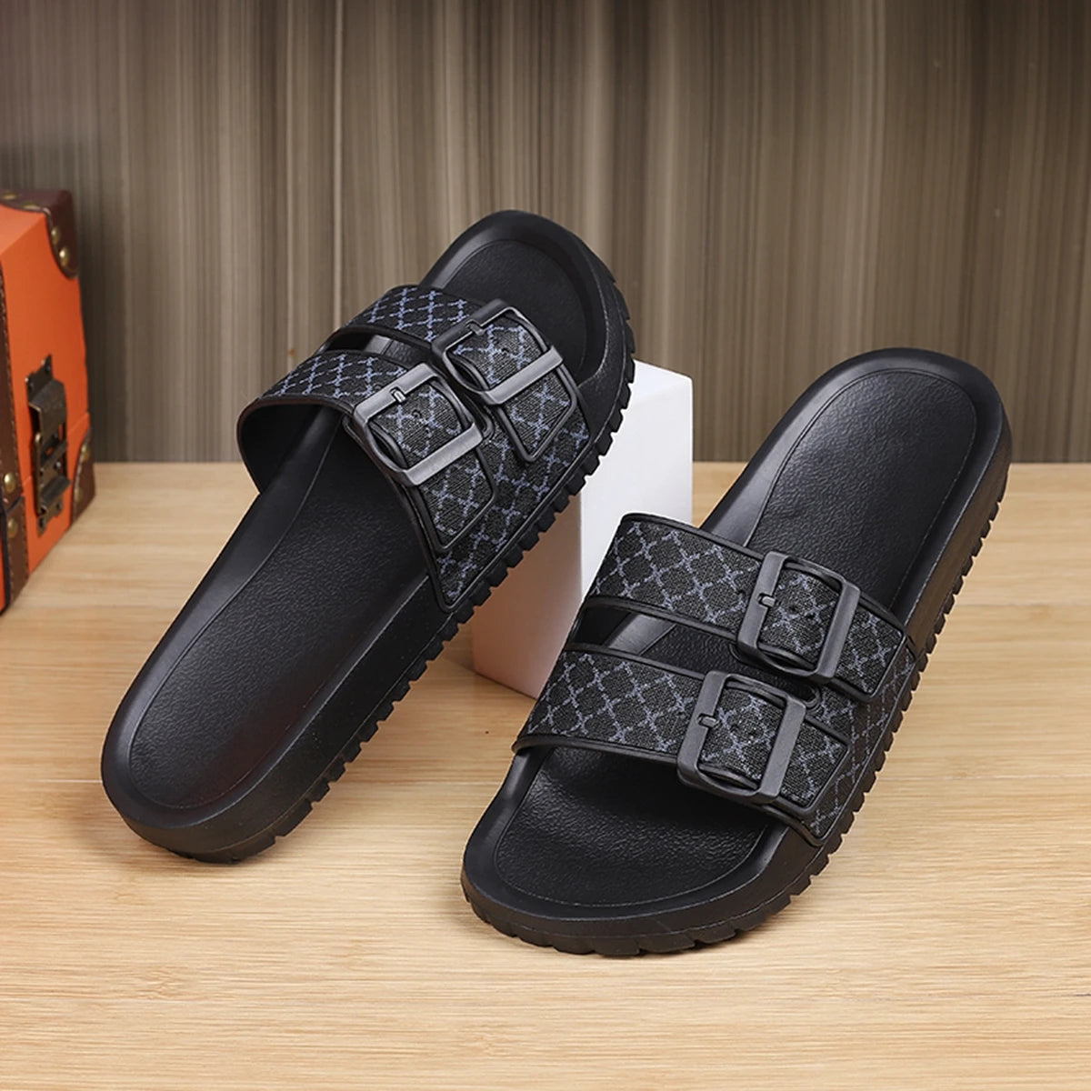 Leichte Slipper mit Doppelknopf-Detail