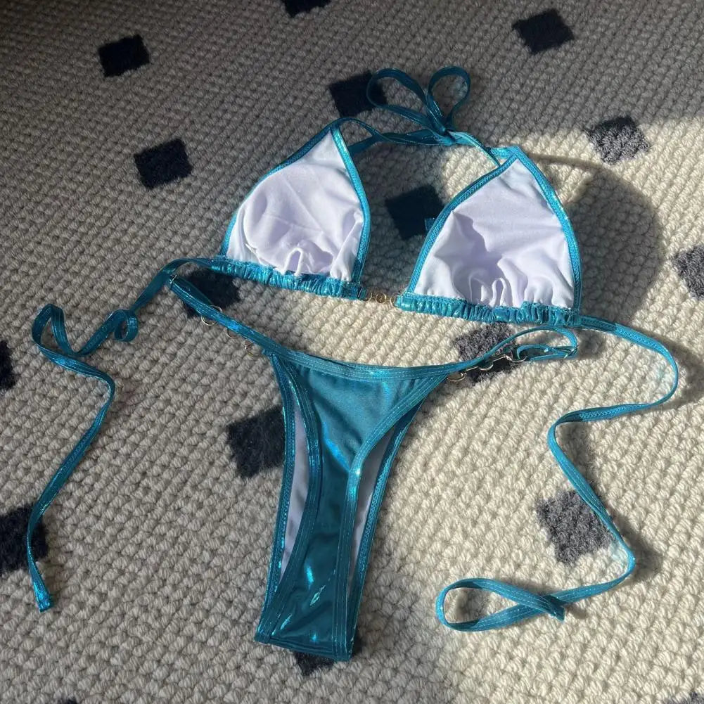 Glänzendes Halterneck-Schnürbikini-Set mit String