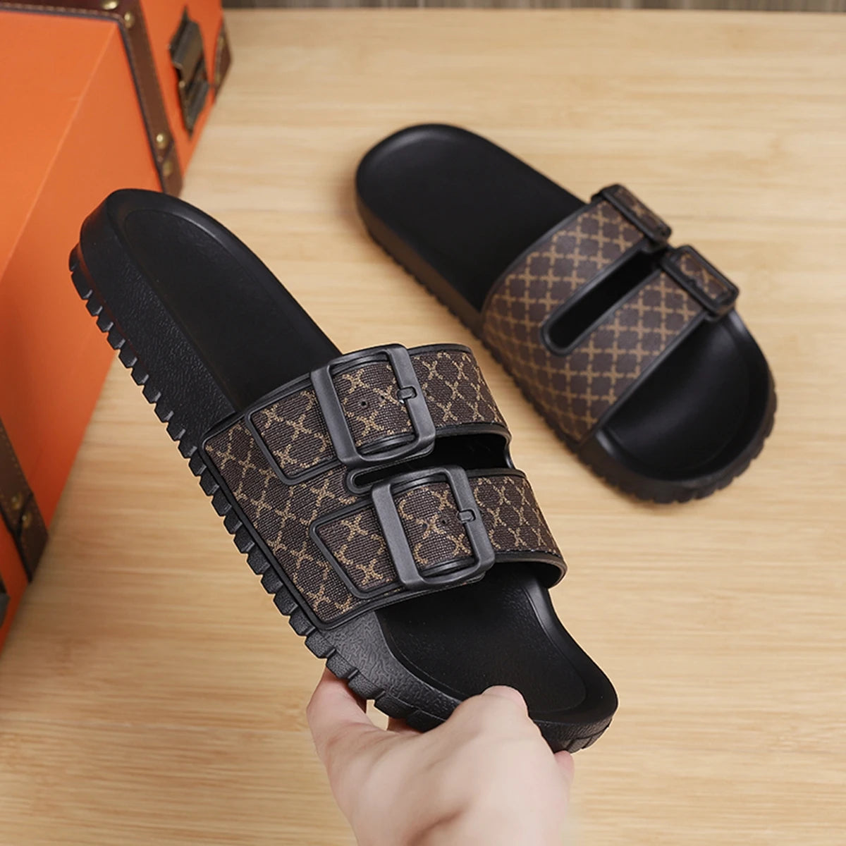 Leichte Slipper mit Doppelknopf-Detail