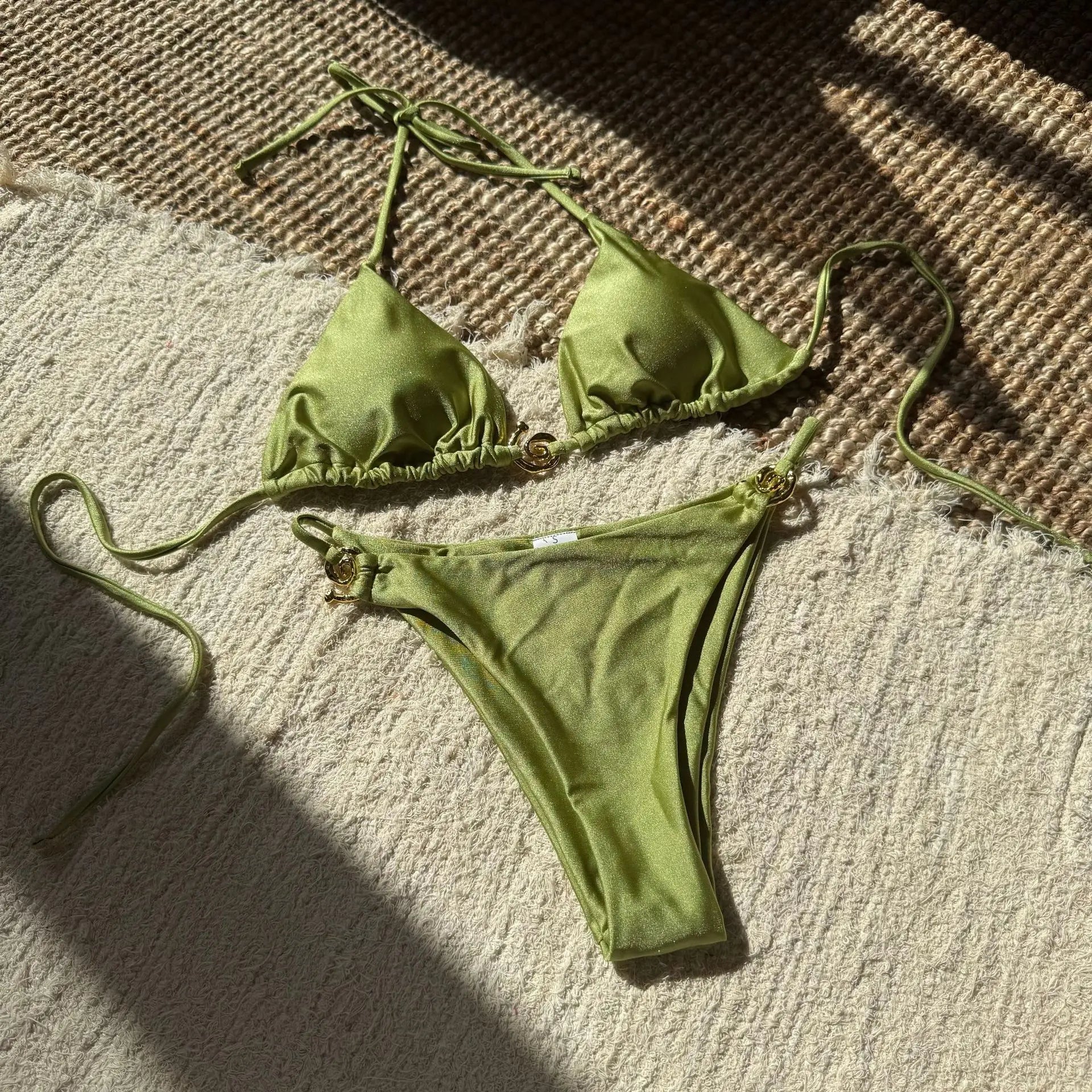 Micro-Bikini mit Metallring-Verzierung