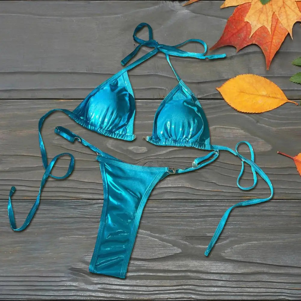 Glänzendes Halterneck-Schnürbikini-Set mit String