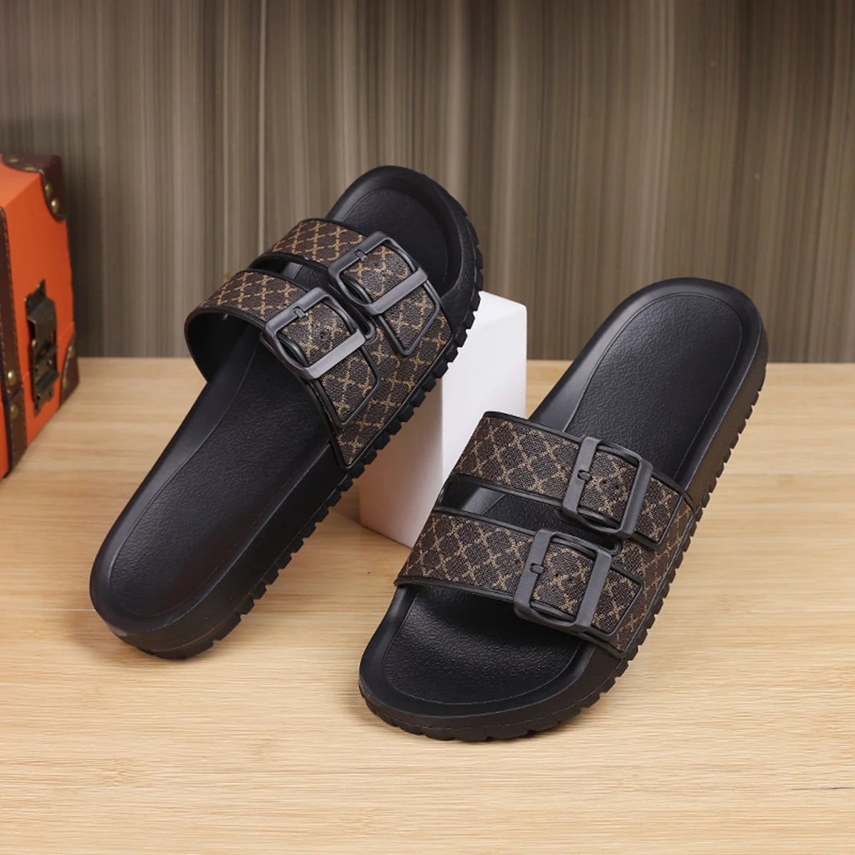 Leichte Slipper mit Doppelknopf-Detail