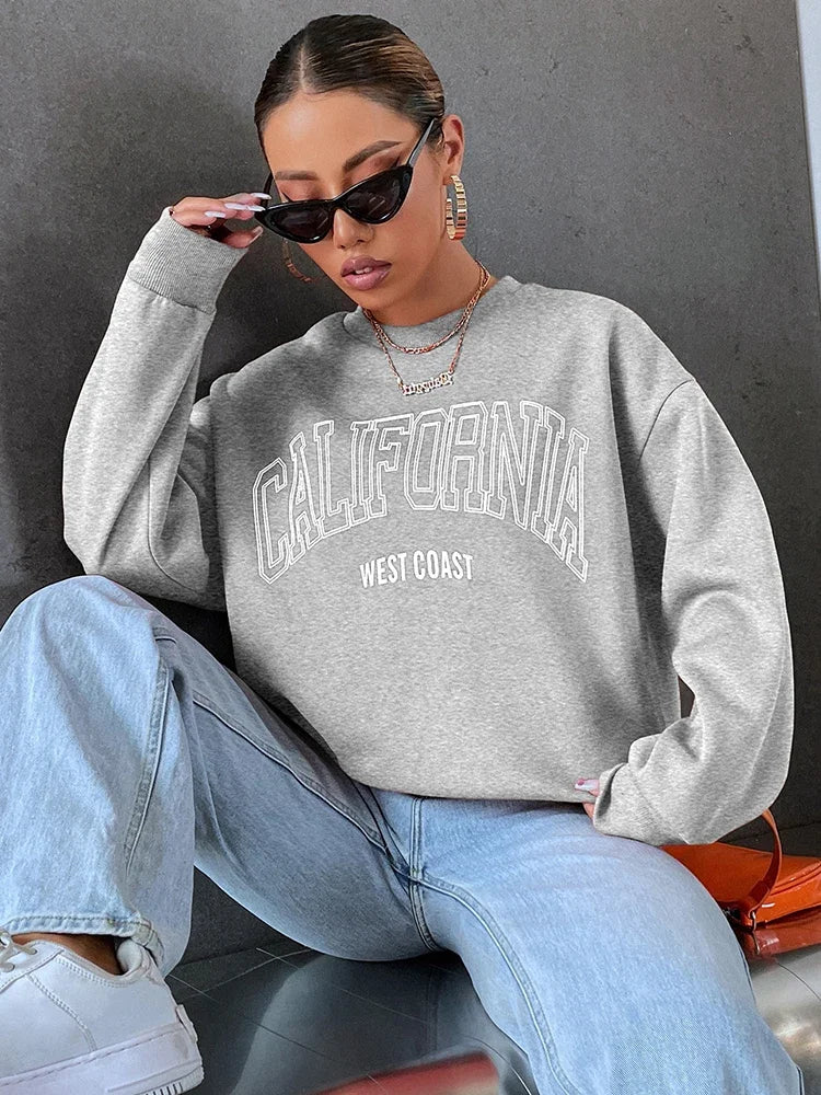Weiblicher Hoodie mit West Coast Print – lässiger Streetstyle